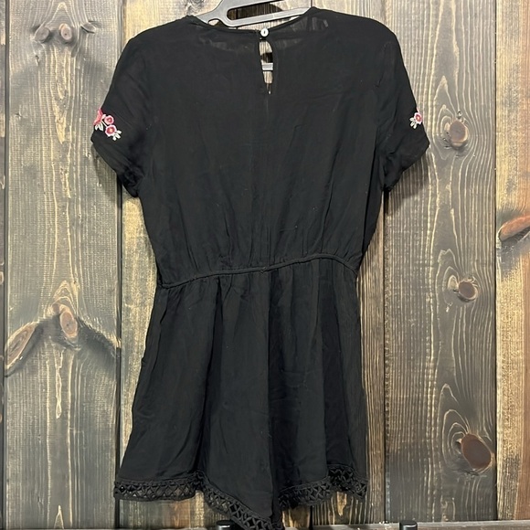 Kendall & Kylie Romper XS Black Floral Embroidered Crochet Trim Deep V-neck Boho - Picture 4 of 8